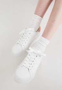 HALERENNA PILLOW WALK - Sneaker low - open white