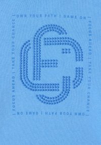 Blauw katoenen T-shirt met een reliëfdesign van cirkelvormige patronen en tekst in donkerder blauw, gecentreerd rond de letter "E" en motiverende uitdrukkingen.