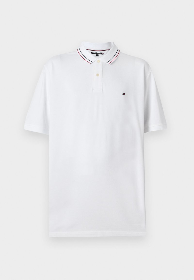 Hvit polo skjorte med klassisk krage, med røde og marineblå striper. Brodert logo på venstre bryst. Korte ermer, glatt tekstur.