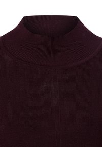Bordeauxrode geribbelde coltrui met een nauwsluitende halslijn en een gladde textuur, geschikt om te dragen als laagje of op zichzelf.