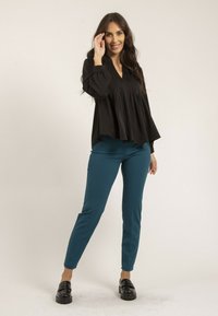 Dona x Lisa PLISSÉE OANA - Blouse - noir