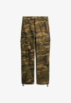 Pantalones cargo con un patrón de camuflaje en verde y marrón, fabricados en un tejido duradero, con múltiples bolsillos y dobladillos ajustables.
