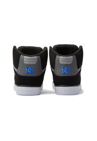 Vysoké tenisky s čiernou a šedou nubukovou a sieťovinovou vrchnou časťou, s modrým logom a bielou gumovou podrážkou. Textúrované prvky na zadnej strane.