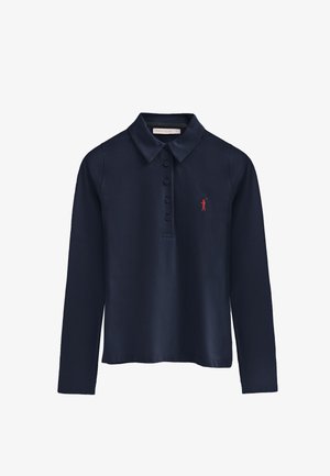 Marineblå langærmet polo med krave, fem knapper og et lille rødt golfspil-logo broderet på venstre bryst. Glat tekstur.