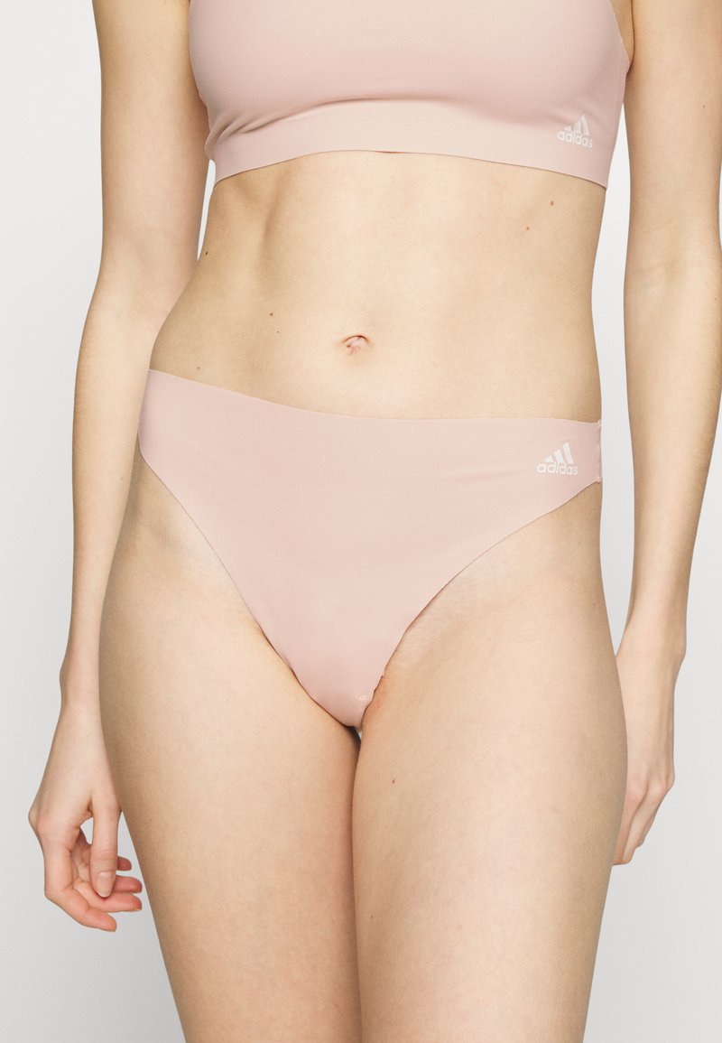 Roze naadloze bikinionderbroek met een gladde textuur en minimale bedekking. Bevat een logo aan de zijkant, ontworpen voor comfort en pasvorm.