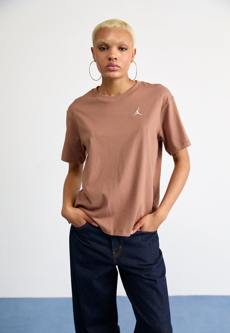 Jordan ESSEN TEE CORE - Camiseta básica - archaeo brown/(white)