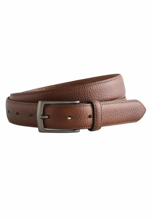 Brauner Ledergürtel mit Struktur, zusammengerollt, mit einer rechteckigen Metallschnalle und mehreren Einstelllöchern vor weißem Hintergrund.