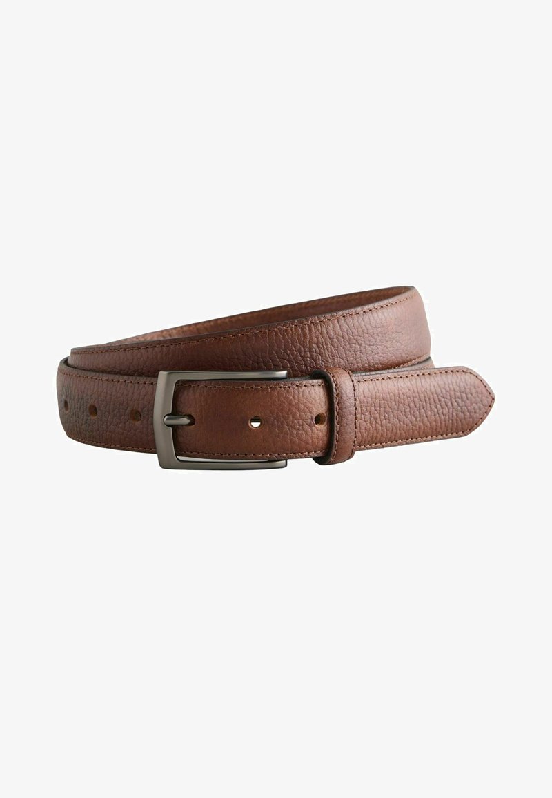 Ceinture en cuir marron texturé enroulée, avec une boucle métallique rectangulaire et plusieurs trous d'ajustement, sur fond blanc.