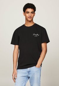 Tommy Jeans FLAG BACK LOGO  - Camiseta estampada - black