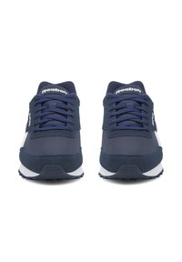 Granatowe buty sportowe z gładką, syntetyczną cholewką, teksturowanymi akcentami, sznurowaną klamrą i białą podeszwą środkową. Gumowa podeszwa z gripem.