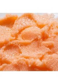 Deser o brzoskwiniowym odcieniu z teksturą, o ziarnistej powierzchni, lekko błyszczącej i miękkiej, puszystej konsystencji, przypominającej sorbet lub puree.