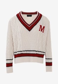Maglione bianco a maglia con scollo a V profondo, rifinito con bordi rossi e neri, design a treccia e una "M" rossa ricamata sul petto.