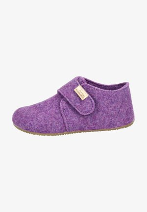 Lila Filzschlappen mit einem Klettverschlussriemen, runder Zehenpartie und strukturiertem Innensohle. Gummisohle mit kleinem Profil für besseren Halt.