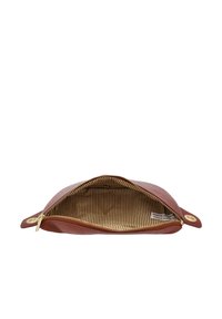 Pochette in pelle marrone con una texture liscia, chiusura con zip e fodera in tessuto a righe. Presenta due fori laterali per attaccare una tracolla.