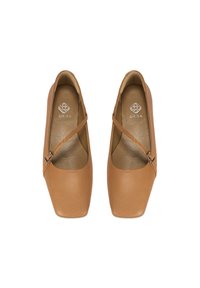 Hellbraune Leder Schuhe mit eckiger Zehenpartie und niedrigem Absatz. Sie verfügen über einen Kreuzriemen mit einer Schnalle. Das Innere ist glatt und leicht reflektierend.
