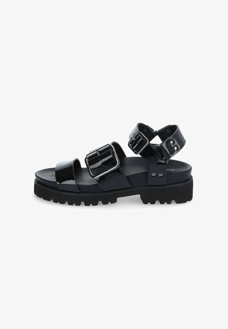 Zwarte lakleren sandalen met twee brede banden, grote zilveren gespen en een stevige zwarte zool met een gestructureerd loopvlak.