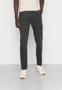 Wrangler LARSTON - Calças de ganga justas - black