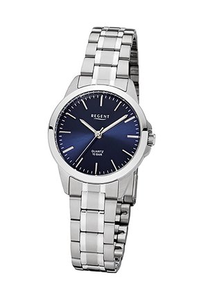 Montre-bracelet en métal argenté avec un cadran bleu, des marqueurs d'heure minimalistes et trois aiguilles indiquant 10:09:38.