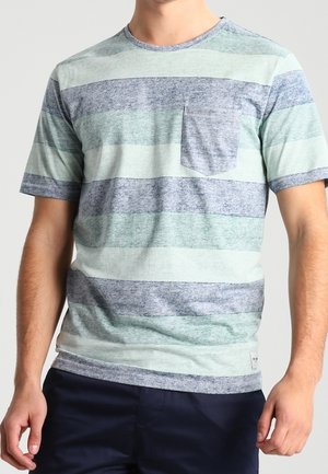 T-shirt z krótkim rękawem i okrągłym dekoltem, w jasnoniebiesko-granatowe poziome paski, z kieszonką na piersi i miękką, teksturowaną tkaniną.