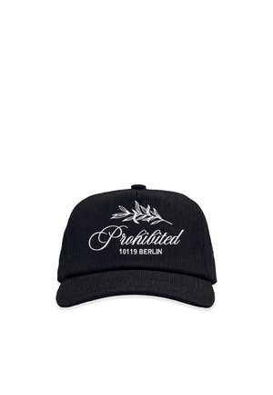 Casquette noire avec broderie blanche montrant un motif de feuille, le mot "Prohibited," et le texte "10119 Berlin" sur le devant.