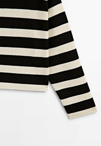 Pull à manches longues rayé horizontal noir et blanc avec des rayures larges et espacées uniformément, présenté sur un fond blanc.