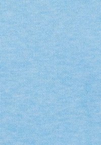 Hellblauer Strickstoff, feine Textur, gleichmäßige Oberfläche, weiches Aussehen, einheitliche Farbe ohne Muster oder sichtbare Hardware.