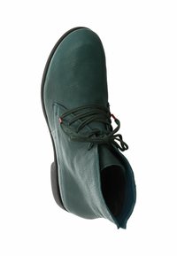 Stivale alla caviglia in pelle verde con punta arrotondata, lacci sul davanti e finitura testurizzata. Presenta una suola in gomma nera e accenti di lacci rossi.