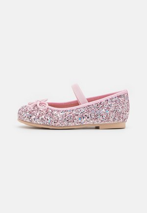 Bailarinas rosas brillantes con punta redonda, tira elástica y un lazo decorativo. La parte superior está cubierta de brillantina multicolor.
