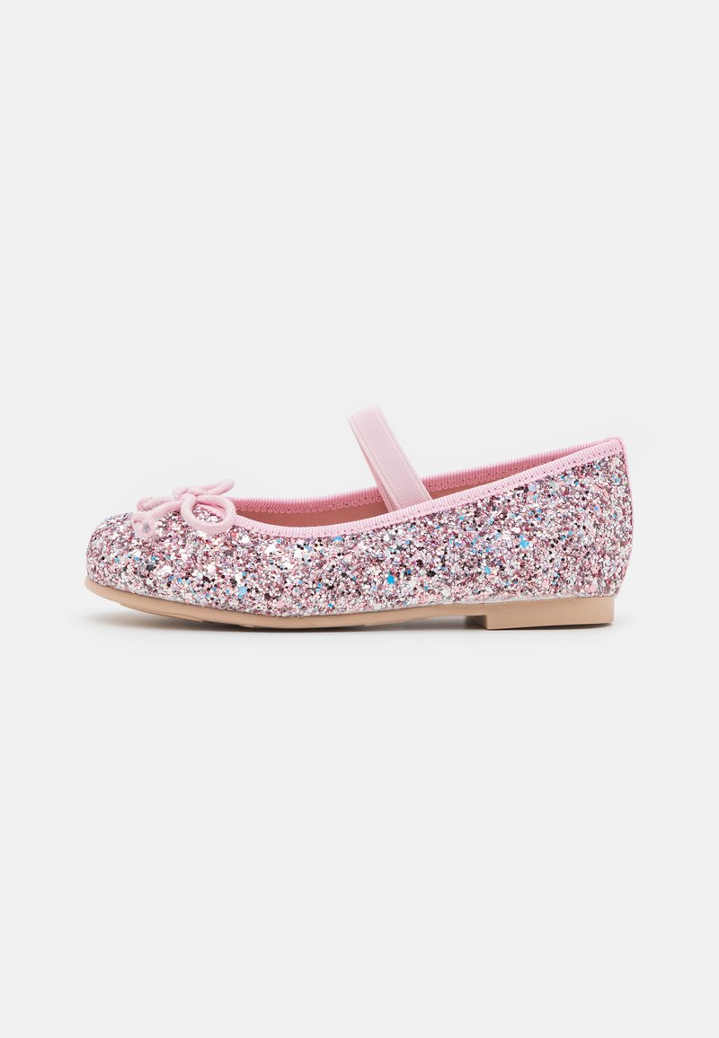 Sapatilhas de ballet brilhantes em rosa com bico arredondado, tira elástica e um laço como destaque. A parte superior está coberta de glitter multicolorido cintilante.