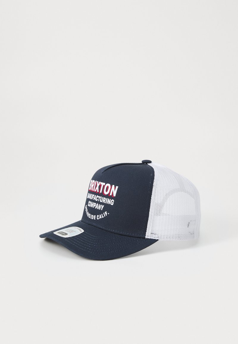 Sötétkék baseball sapka fehér hálós oldalakkal, vörös és fehér hímezett felirattal. Ívelt karima. Állítható snapback zárással.