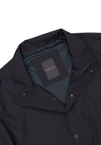 Czarna kurtka o gładkiej fakturze, z kołnierzem, zatrzaskami i metką z napisem "BORGIO" wewnątrz obszaru szyi. Zawiera kieszeń na zamek.