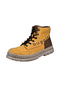 Gelb-brauner Schnürstiefel mit dickem grauem Sohlen und "bugatti"-Branding an der Seite, entworfen für lässige Outdoor-Nutzung.