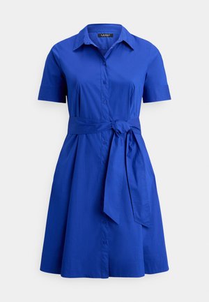 Vestito camicia blu a maniche corte con colletto, bottoni frontali e cintura in tessuto annodata in vita.