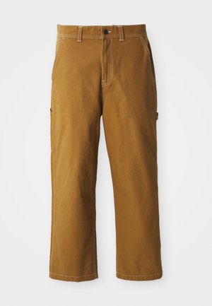Bruine katoenen broek met een rechte snit, versterkte stiksels en zijzakken. Beschikt over een knoopsluiting en riemlussen in de taille.