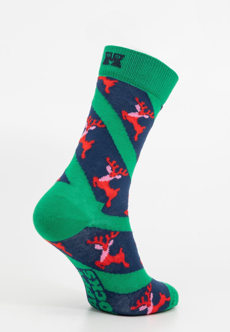 Bunte Socken mit Rentier-Muster in Rot und Pink auf navy Hintergrund, mit grünen Streifen und gerippten Bündchen.
