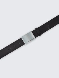 Bracelet de montre en caoutchouc noir avec une boucle métallique argentée. Le bracelet comporte des trous pour l'ajustement ; la boucle a une finition brossée avec un logo gravé.