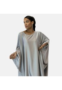 Zilveren, vloeiende kaftan met brede mouwen, ronde halslijn en een gladde textuur. Kenmerkt zich door elegante drapering en een minimalistisch ontwerp.