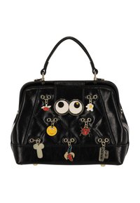 Schwarze Handtasche aus Kunstleder mit abgerundeter Form, Tragegriff oben und dekorativen Anhängern, darunter ein Smiley-Gesicht, ein Marienkäfer und ein Augenmotiv.