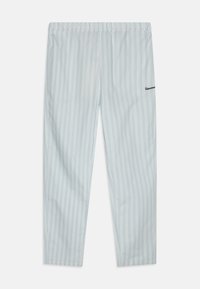Lichtblauwe gestreepte broek met een elastische tailleband, voorzien van witte verticale strepen en een klein zwart logo aan de linkerkant.