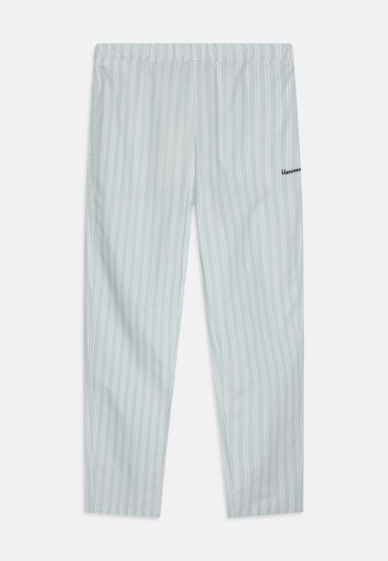 Lichtblauwe gestreepte broek met een elastische tailleband, voorzien van witte verticale strepen en een klein zwart logo aan de linkerkant.