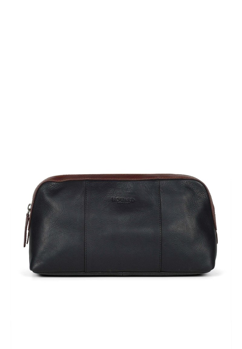 Toaletthållare i läder med en mörkblå kropp och bruna detaljer. Har en dragkedjestängning och en texturerad finish. Logotypen är präglad på framsidan.