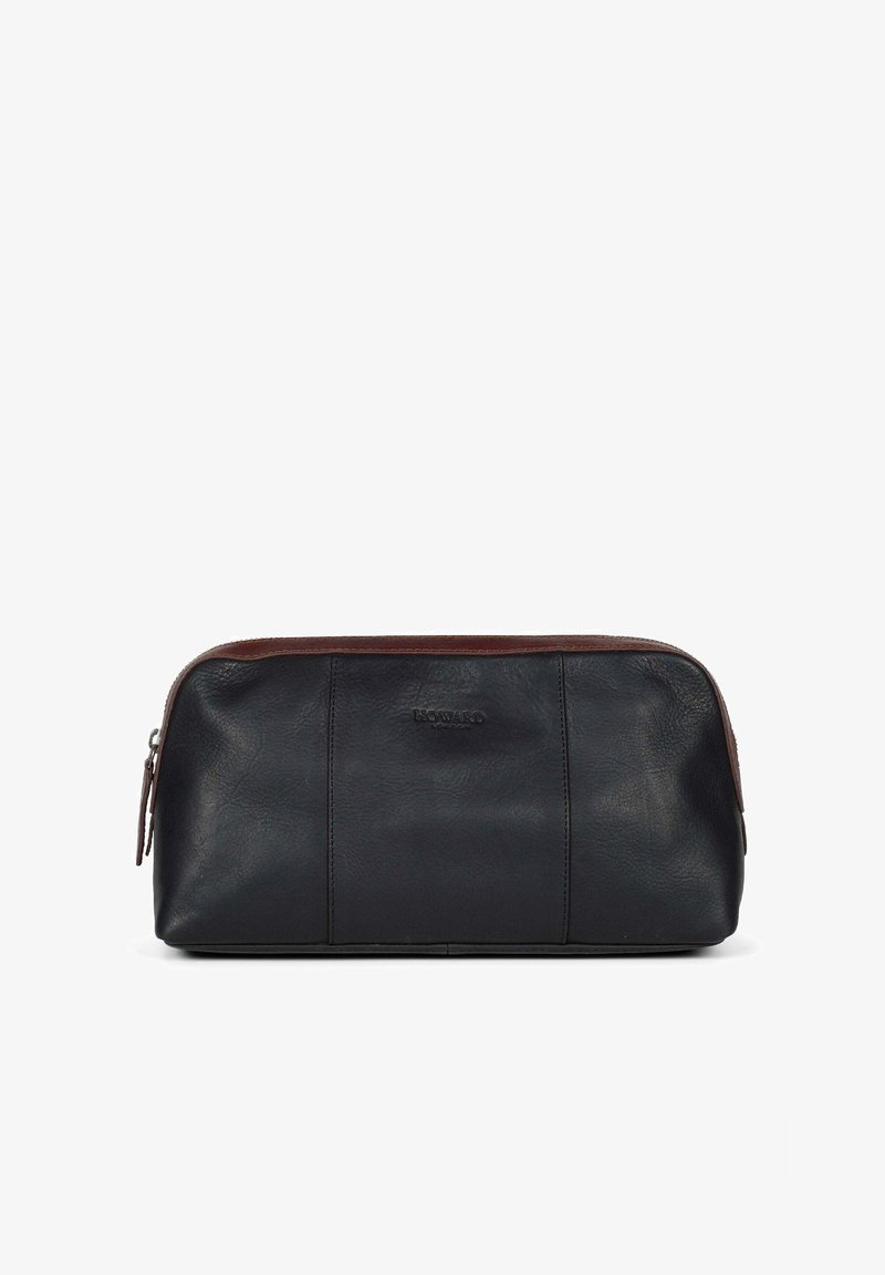 Toaletthållare i läder med en mörkblå kropp och bruna detaljer. Har en dragkedjestängning och en texturerad finish. Logotypen är präglad på framsidan.