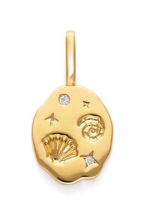 Colgante de oro con concha marina, caracola en espiral, dos pequeñas piedras similares a diamantes y formas de estrellas sobre una superficie redonda irregular.