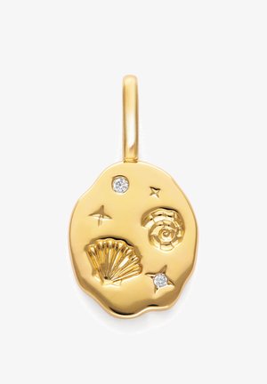 Colgante de oro con concha marina, caracola en espiral, dos pequeñas piedras similares a diamantes y formas de estrellas sobre una superficie redonda irregular.