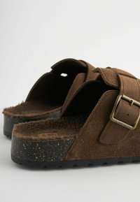 Next BORG LINED CLOSED TOE REGULAR FIT - Tagant lahtised kingad - brown