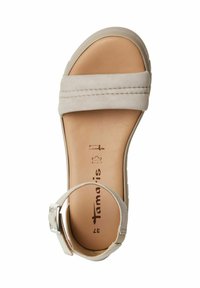 Sandal in suede beige con una fascia ampia sulla parte anteriore del piede, chiusura con fibbia e suola in gomma sagomata per una maggiore aderenza.