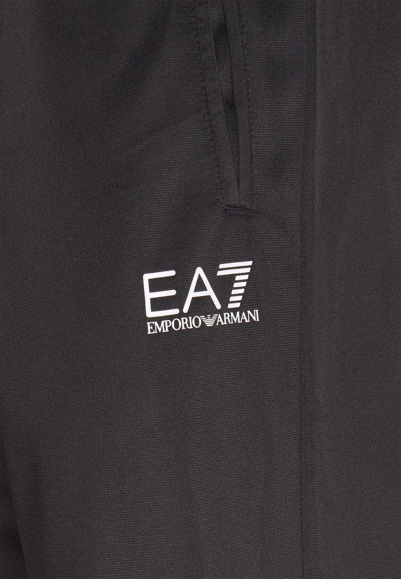 Herren Trainingsanzüge | EA7 Emporio Armani TRACKSUIT Trainingsanzug white/black/weiß - KZ41864 Herren Trainingsanzüge | EA7 Emporio Armani TRACKSUIT Trainingsanzug white/black/weiß - KZ41864