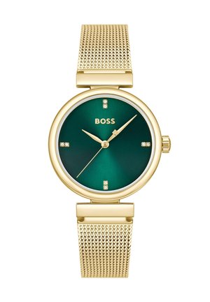 Montre-bracelet à bracelet en maille d'or avec cadran vert, aiguilles dorées, index en cristal et logo « BOSS » à la position 12 heures.