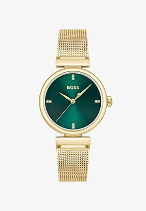 Horloge met gouden gaasband, groene wijzerplaat, gouden wijzers, kristallen uurmarkeringen en "BOSS"-logo op de 12-uurspositie.
