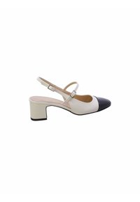 Scarpa slingback bianca in pelle con punta nera, tacco quadrato e cinturino regolabile alla caviglia. Texture liscia e design minimalista.